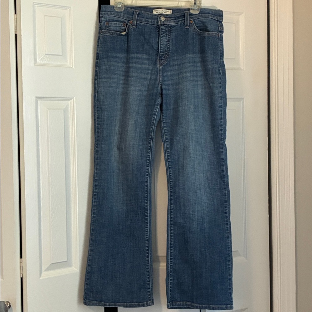 Weekend Sale! Levi's Perfectly Slimming Boot Cut 512 Jeans -16 Medium